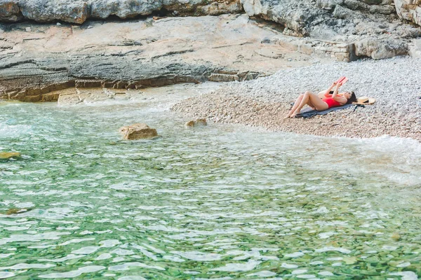 Deniz Kıyısı Yaz Tatilinde Kitap Okuyan Bir Kadın — Stok fotoğraf