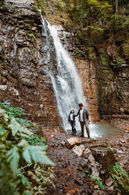 Şelale kopyalama alanına bakan turistler