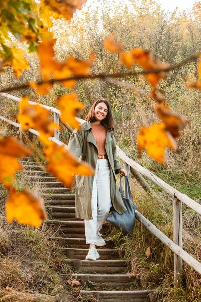 Młoda Dorosła Uśmiechnięta Kobieta Spacerująca Świeżym Powietrzu Ciesząca Się Jesienną — Zdjęcie stockowe