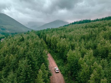 Karpatya dağlarının hava manzarası bulutlu hava aracı patika yolda fotokopi alanı