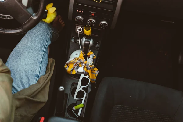女性が少ない車の中で携帯電話の口紅の電話をサングラス 車旅行のコンセプト — ストック写真