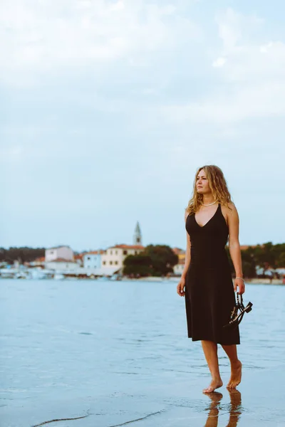 Mujer Vestido Luz Negro Caminando Descalzo Por Mar Playa Cálida — Foto de Stock