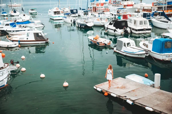 克罗地亚奥帕蒂亚 2019年6月4日 妇女在船坞与船和游艇的背景暑假 — 图库照片