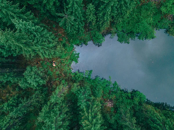 Casal Viajantes Caminhantes Chegar Lago Montanha Espaço Cópia Floresta — Fotografia de Stock