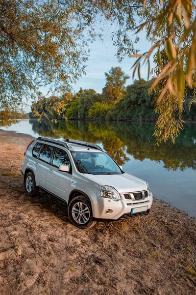 Θέα Του Suv Αυτοκίνητο Στην Παραλία Του Ποταμού Κατά Ηλιοβασίλεμα — Φωτογραφία Αρχείου