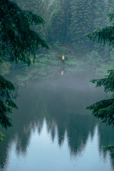 Człowiek Turysta Żółtym Płaszczu Przeciwdeszczowym Patrząc Góry Jezioro Podróżnik Koncepcja — Zdjęcie stockowe