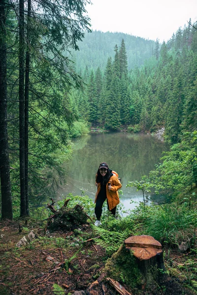 Túrázó Hátizsák Sárga Esőkabát Nézi Mountain Lake Másolás Tér — Stock Fotó