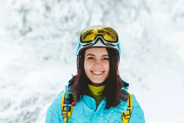 滑雪装备中微笑的女人的肖像 — 图库照片