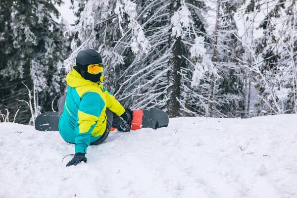 Άνθρωπος Κάθεται Στην Κορυφή Του Λόφου Snowboard Κοιτάζοντας Λόφο Δάσος — Φωτογραφία Αρχείου