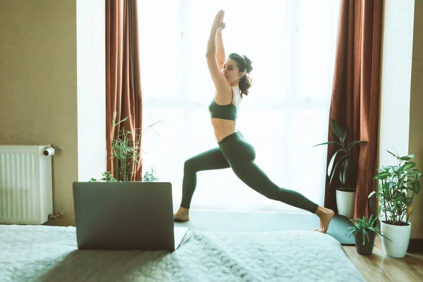 Mujer Hacer Yoga Cerca Laptop Aprendizaje Línea Enseñanza Remotamente Deporte — Foto de Stock