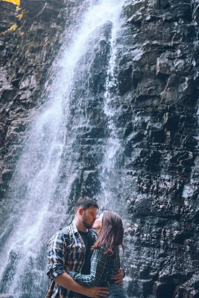 Couple Front Waterfall Autumn Season Copy Space — Stock Photo, Image