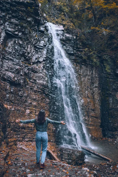 Mulher Roupas Casuais Olhando Para Cachoeira Espaço Cópia — Fotografia de Stock