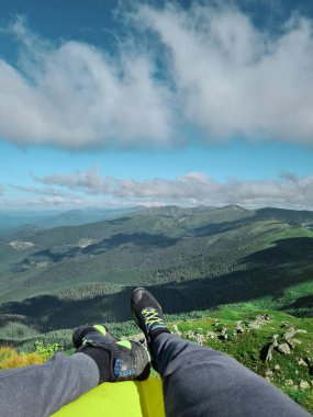 Bacaklar zirvenin tepesinde. En üstte. Boşluğu kopyala