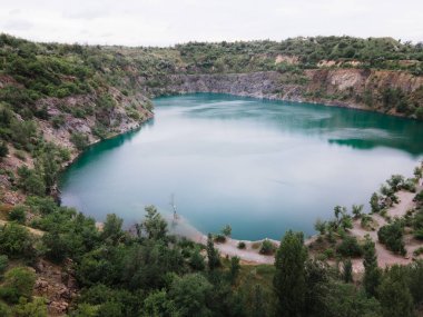 Su basmış maden gölü üzerinde mavi su kopyalama alanı