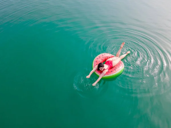 Jong Gelukkig Vrouw Drijven Blauw Azuurblauw Water Opblaasbare Ring Cirkel — Stockfoto