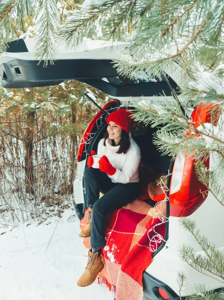 Mujer Joven Sentada Maletero Del Coche Bebiendo Caliente Invierno Día — Foto de Stock