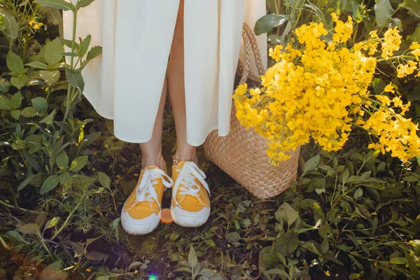 Femme Tenant Sac Paille Dans Les Mains Espace Copie Champ — Photo