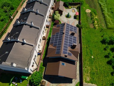 Güneş panelleri olan ev inşaatının havadan görünüşü temiz enerji elektriği