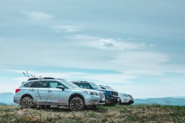 Dağların zirvesinde üç SUV arabası. kopyalama alanı. yaz zamanı