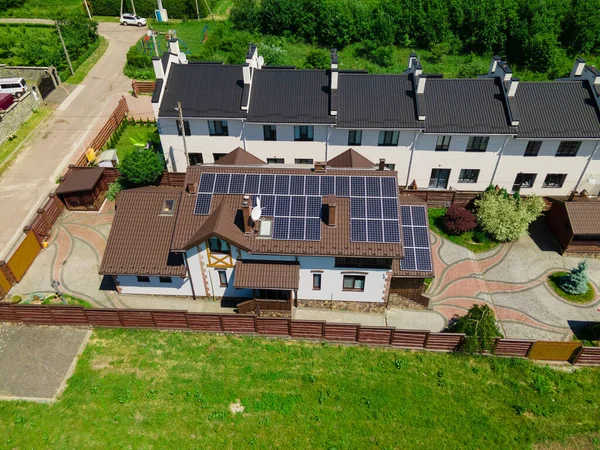Luftaufnahme Des Hausbaus Mit Sonnenkollektoren Saubere Energie Strom — Stockfoto