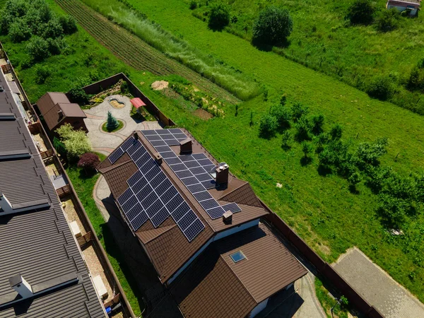 Letecký Pohled Dům Budovy Solárními Panely Čisté Energie Elektřiny — Stock fotografie