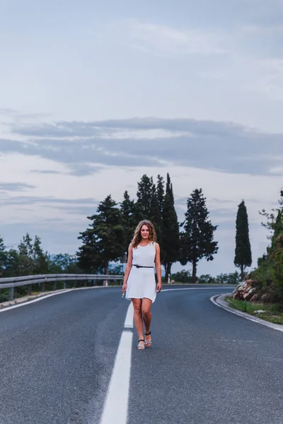 Frau Weißem Kleid Läuft Durch Schnellstraße — Stockfoto