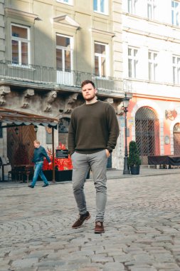 Kazaklı adam şehir meydanındaki fotokopi alanında poz veriyor.