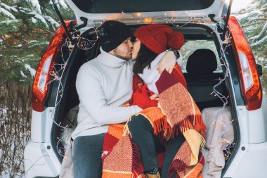 Bir çift kış vakti arabanın bagajında aşk hikâyesi anlatıyor.