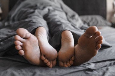 Gri çarşaflarla battaniyenin altında fotokopi alanını kapatın.