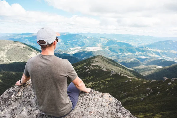 Genç Güçlü Bir Adam Dağın Tepesindeki Kayanın Tepesinde Oturmuş Manzaranın — Stok fotoğraf