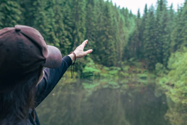 Mujer Disfrutando Vista Del Lago Salvaje Las Montañas Copiar Espacio —  Fotos de Stock