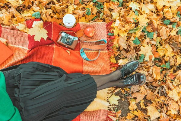 Vrouwen Rusten Deken Grond Gele Herfstbladeren Kopje Koffie Rode Appel — Stockfoto