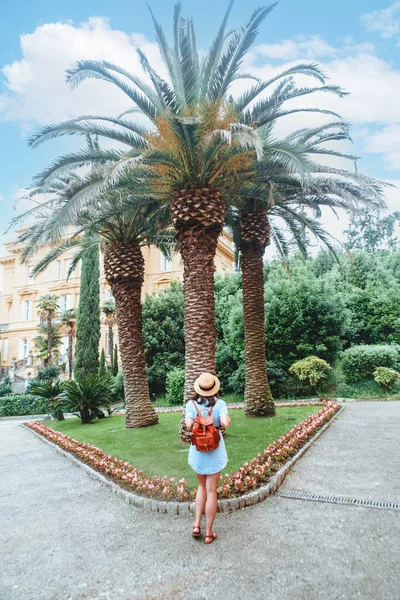 Kvinna Promenader Genom Stadsparken Med Palmer Sommarsemester — Stockfoto