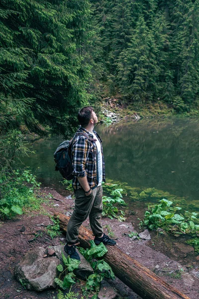 Silny człowiek turysta patrząc na górskie jezioro — Zdjęcie stockowe