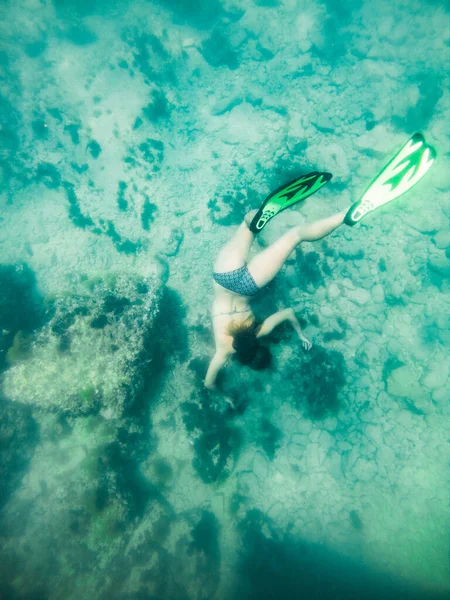 Vrouw Snorkelen Masker Onderwater Zomer Zee Vakantie — Stockfoto