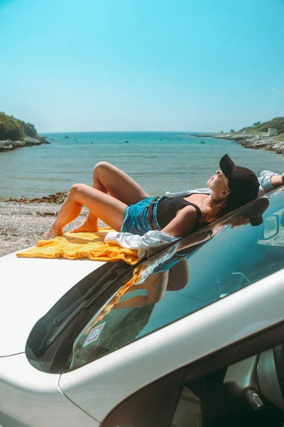 Feliz Mujer Mar Verano Playa Sentado Coche Capucha Concepto Vacaciones —  Fotos de Stock