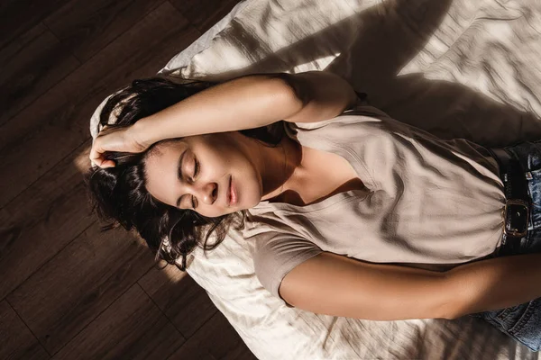 Woman Laying Bad Harsh Light Face Close — Stock Photo, Image