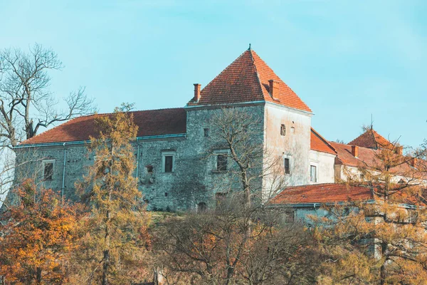 Uitzicht Oud Europees Kasteel Het Gele Herfstseizoen Kopieerruimte — Stockfoto