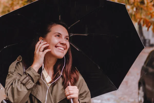 Fiatal Csinos Portré Zenét Hallgatni Headset Miközben Séta Utcán Esernyő — Stock Fotó