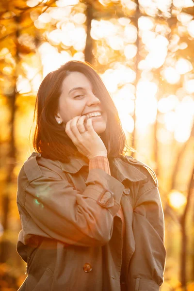 Günbatımında Kadın Portresi Gün Batımında Güneş Hafif Sonbahar Elbisesi — Stok fotoğraf