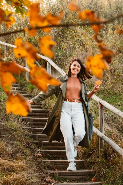 Młoda Dorosła Uśmiechnięta Kobieta Spacerująca Świeżym Powietrzu Ciesząca Się Jesienną — Zdjęcie stockowe