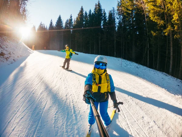 Casal Andando Para Baixo Por Inclinação Snowboard Céu Copiar Espaço — Fotografia de Stock