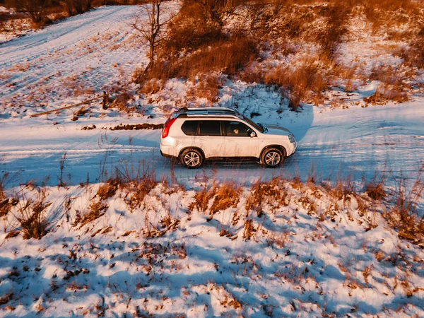 Εναέρια Άποψη Του Suv Αυτοκίνητο Στο Δρόμο Μονοπάτι Στο Ηλιοβασίλεμα — Φωτογραφία Αρχείου