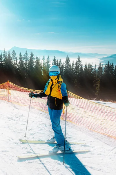 Ηλιόλουστη Μέρα Σκι Κλίση Γυναίκα Σκι Χειμερινές Δραστηριότητες — Φωτογραφία Αρχείου