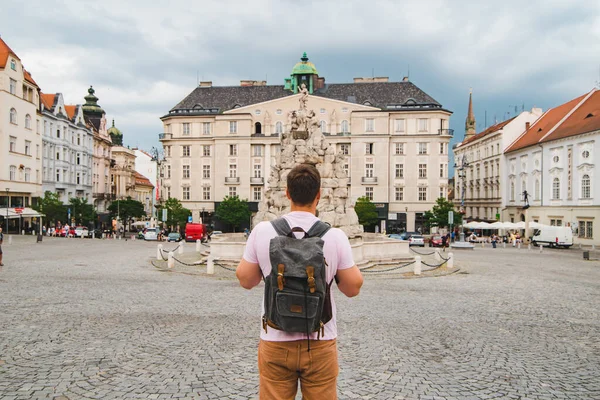 Utazó Ember Turista Téren Régi Európai Városban Brno Cseh Köztársaság — Stock Fotó