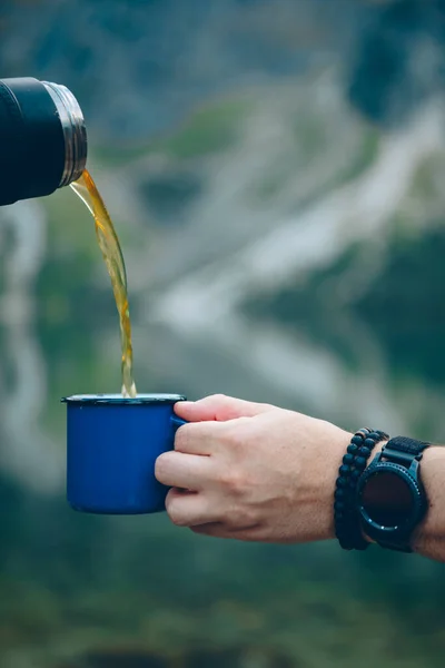 Verter Del Termo Taza Senderismo Concepto Lago Con Montañas Fondo —  Fotos de Stock