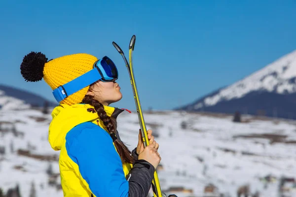 Jovem Sorrindo Bonita Mulher Segurando Esqui Montanhas Fundo Viagem Inverno — Fotografia de Stock