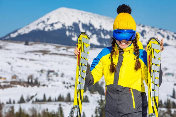 Jovem Sorrindo Bonita Mulher Segurando Esqui Montanhas Fundo Viagem Inverno — Fotografia de Stock