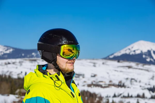 Homme Casque Masque Ski Réflexion Activité Hivernale Journée Ensoleillée — Photo