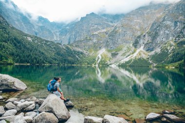 Morske Oko, Polonya - 12 Eylül 2019: dağlardaki göle bakan yürüyüşçü çift